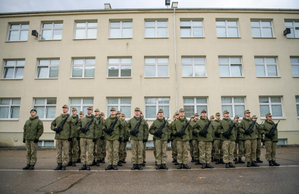 Po mokymų Rukloje, prisiekę Lietuvai, studijas pradeda 99 Karo akademijos kariūnai