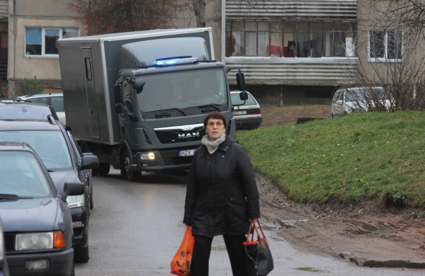 Prie daugiabučio paliktą paketą neutralizavo išminuotojai