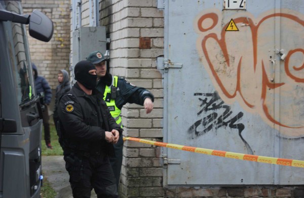 Prie daugiabučio paliktą paketą neutralizavo išminuotojai