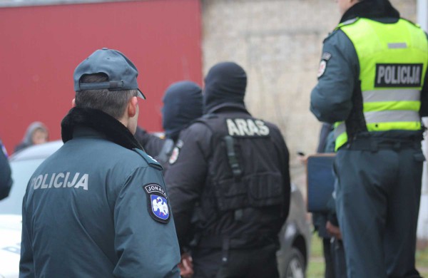 Prie daugiabučio paliktą paketą neutralizavo išminuotojai