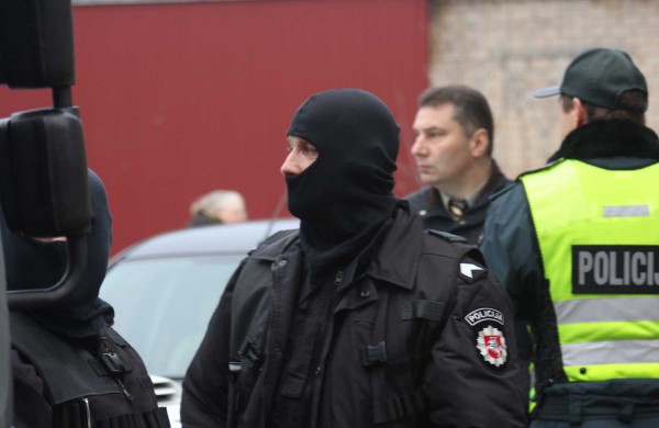 Prie daugiabučio paliktą paketą neutralizavo išminuotojai