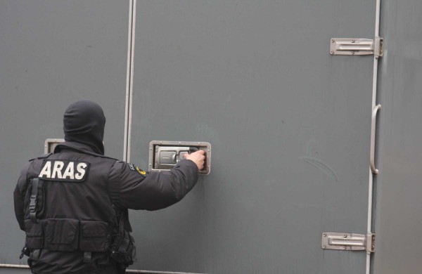 Prie daugiabučio paliktą paketą neutralizavo išminuotojai