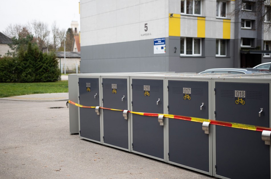 Jonavoje statomi „garažai“ dviračiams prie daugiabučių: gyventojai jau gali rezervuoti vietas