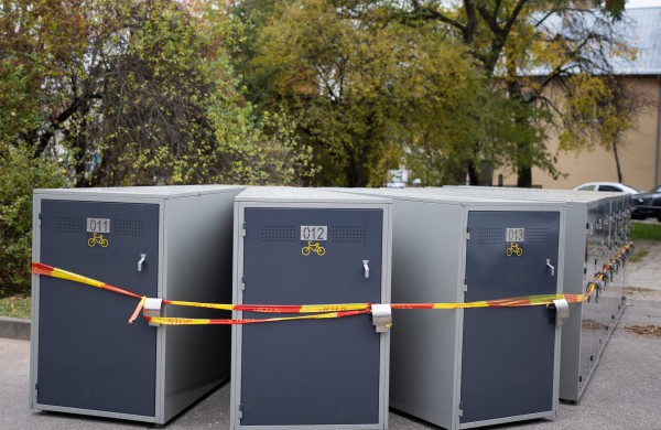 Jonavoje statomi „garažai“ dviračiams prie daugiabučių: gyventojai jau gali rezervuoti vietas