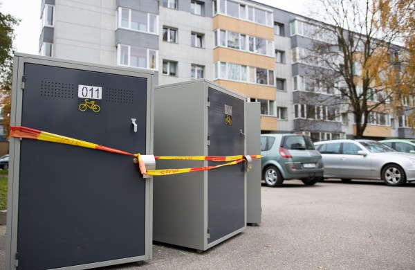 Jonavoje statomi „garažai“ dviračiams prie daugiabučių: gyventojai jau gali rezervuoti vietas