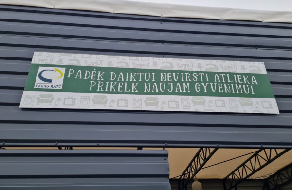 Jonavoje atidarytas dalijimosi daiktais punktas „Atiduotuvė“