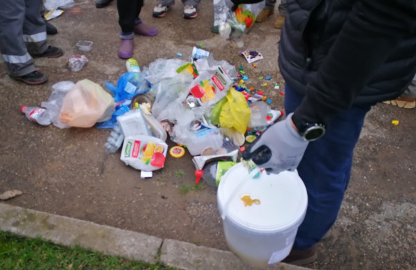 Lauke surengta akcija traukė smalsuolių dėmesį: dalis vairuotojų net signalizavo