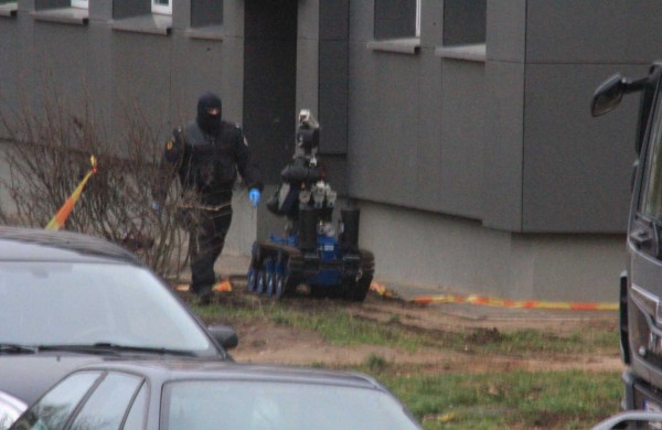 Prie daugiabučio paliktą paketą neutralizavo išminuotojai