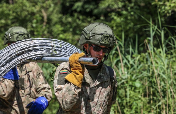KAM paskatins 4000 karių, padėjusių stabdyti nelegalios migracijos antplūdį pasienyje