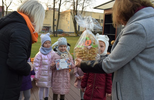 Jonavos viešosios bibliotekos akcija-konkursas „Moliūgų terasa“ jau 5-ąjį kartą subūrė bendruomenę