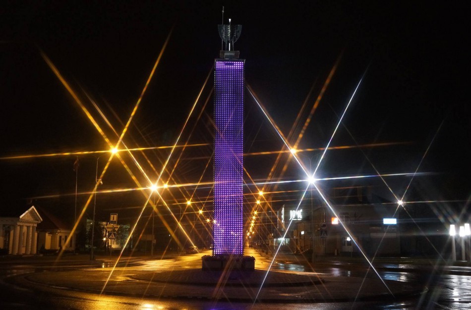 Meno mokykla ir „Šviesos bokštas“ - purpurinės spalvos