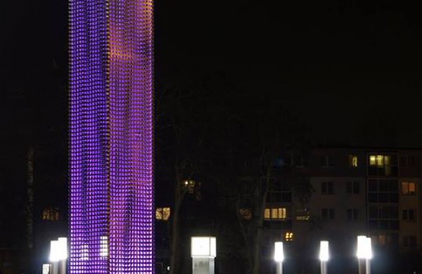 Meno mokykla ir „Šviesos bokštas“ - purpurinės spalvos