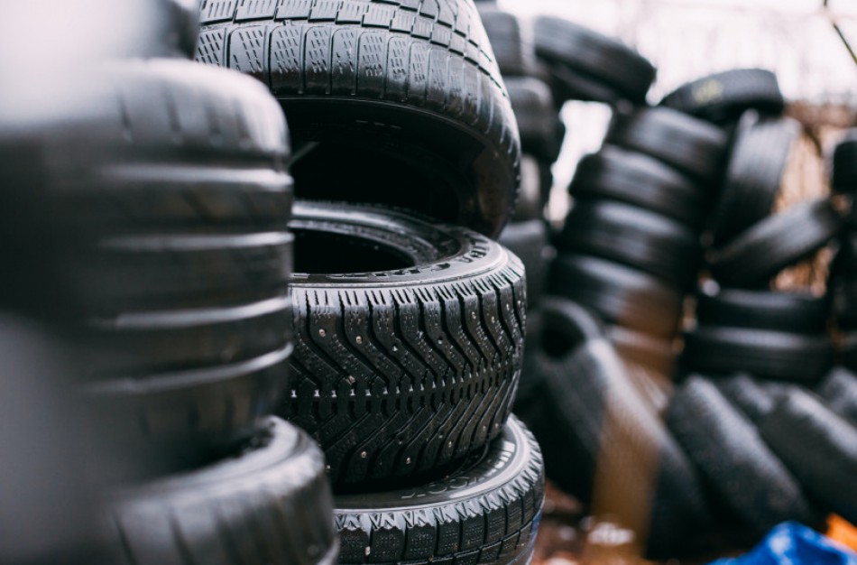 Aplinkosaugininkai: senas padangas privalote priduoti, jas išmesti ar deginti draudžiama