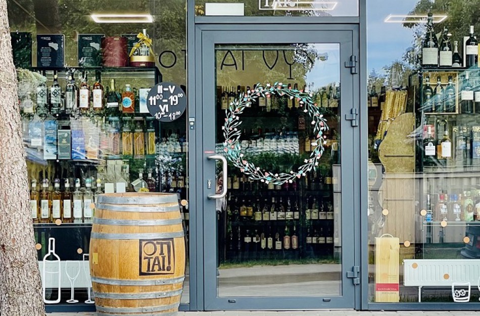 Vyrukas „prasisuko“ prabangiai: iš vyno butikėlio pavogė brangaus romo, nes jį mėgsta jo draugė