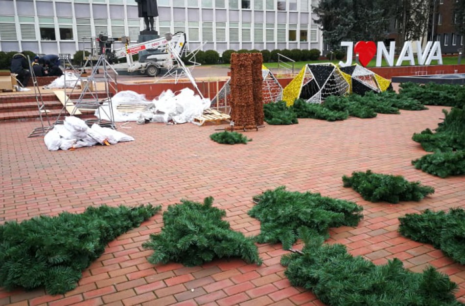 Įsibėgėja miesto puošybos darbai: kaip šiais metais atrodys Jonavos eglutė?