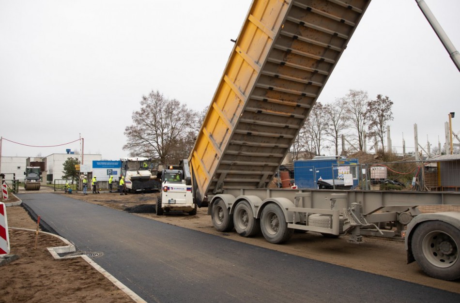 Tvarkomas kelias prie statomos naujos gamyklos Ukmergės g.