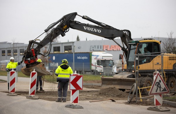 Tvarkomas kelias prie statomos naujos gamyklos Ukmergės g.