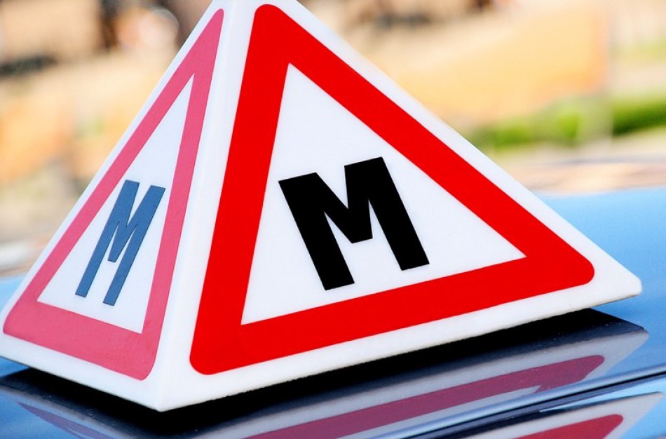 Vairavimo mokyklų laukia pokyčiai: mažės reikalavimų vairavimo mokytojams, lengvės administracinė našta
