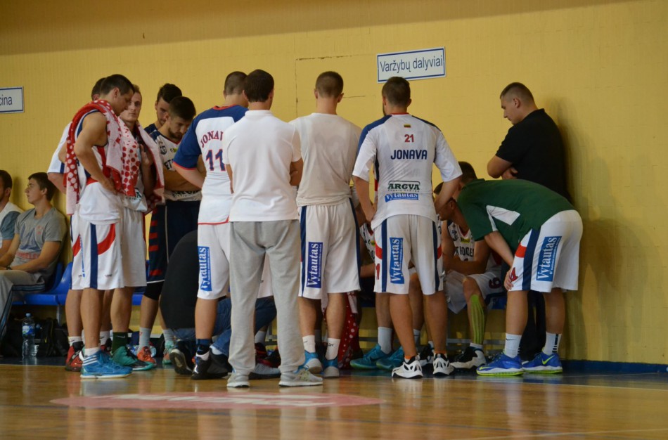 Jonavos krepšininkai su raseiniškiais pasidalino po pergalę