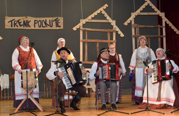 Jonavos rajono kolektyvai ir atlikėjai „Sutrenkė polkutę" Panoteriuose