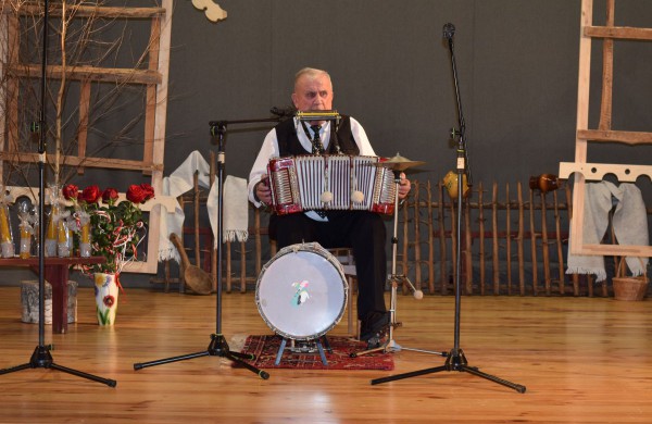 Jonavos rajono kolektyvai ir atlikėjai „Sutrenkė polkutę" Panoteriuose