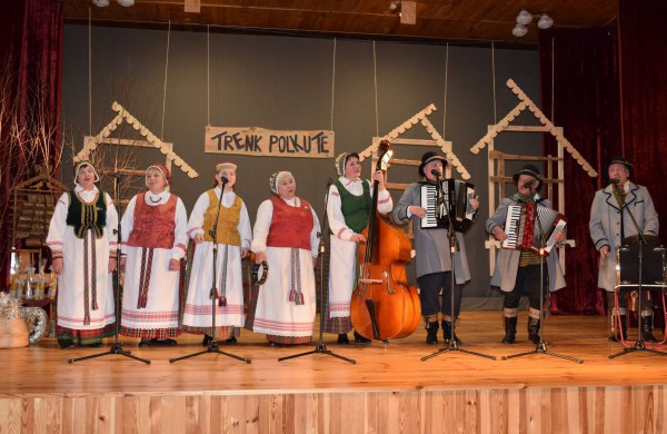 Jonavos rajono kolektyvai ir atlikėjai „Sutrenkė polkutę" Panoteriuose