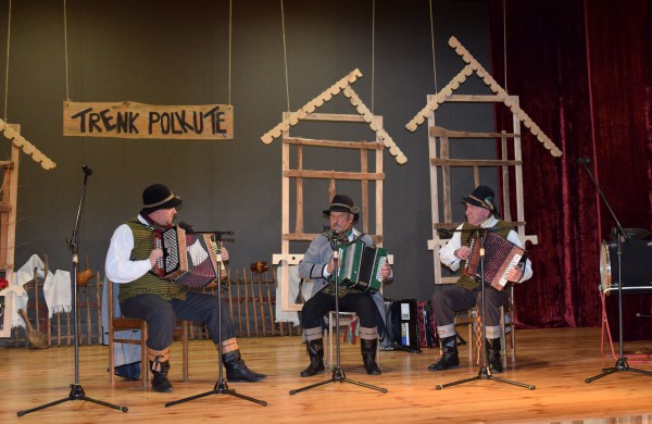 Jonavos rajono kolektyvai ir atlikėjai „Sutrenkė polkutę" Panoteriuose