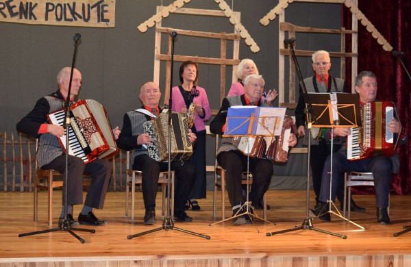 Jonavos rajono kolektyvai ir atlikėjai „Sutrenkė polkutę" Panoteriuose
