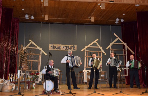 Jonavos rajono kolektyvai ir atlikėjai „Sutrenkė polkutę" Panoteriuose