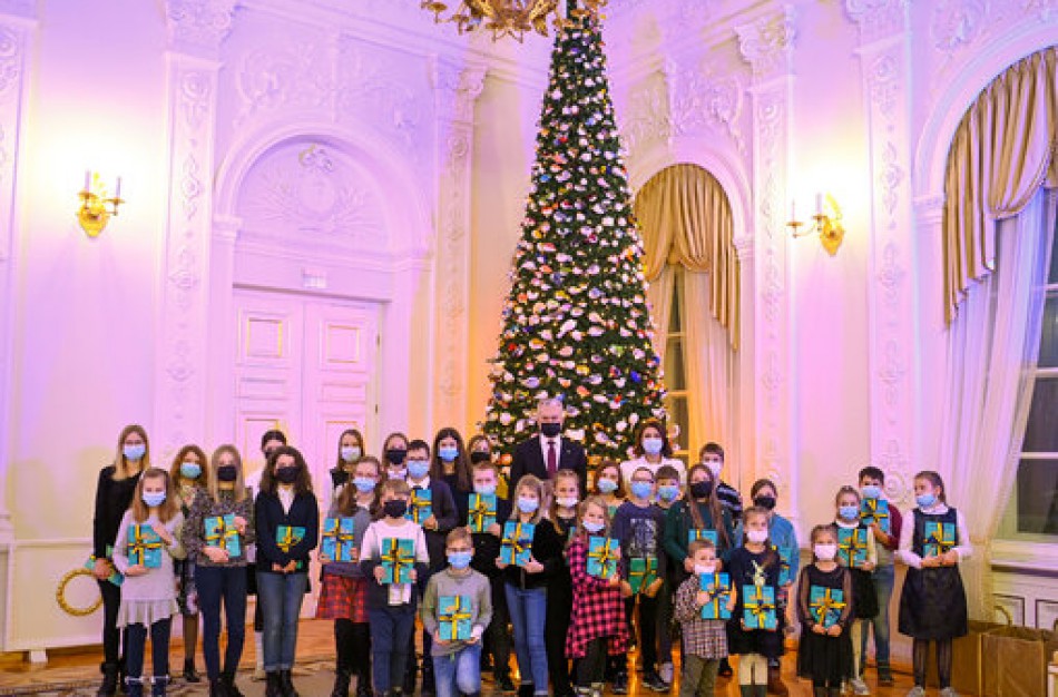 Prezidentas ir ponia Diana įžiebė pagrindinę Prezidentūros kalėdinę eglutę