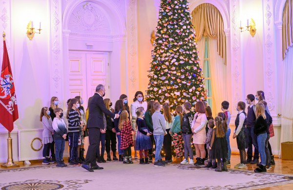 Prezidentas ir ponia Diana įžiebė pagrindinę Prezidentūros kalėdinę eglutę
