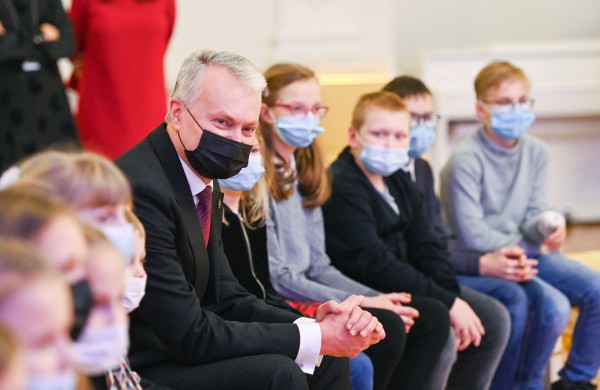 Prezidentas ir ponia Diana įžiebė pagrindinę Prezidentūros kalėdinę eglutę