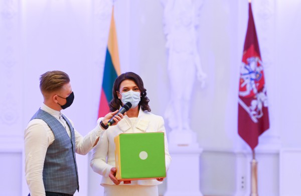 Prezidentas ir ponia Diana įžiebė pagrindinę Prezidentūros kalėdinę eglutę