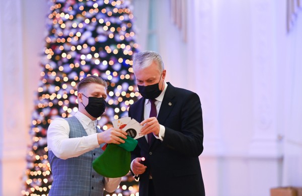 Prezidentas ir ponia Diana įžiebė pagrindinę Prezidentūros kalėdinę eglutę