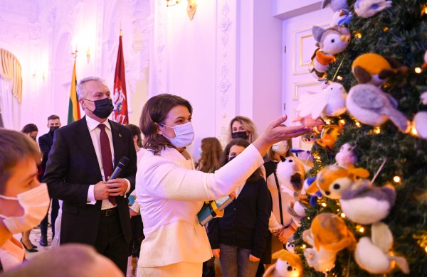 Prezidentas ir ponia Diana įžiebė pagrindinę Prezidentūros kalėdinę eglutę