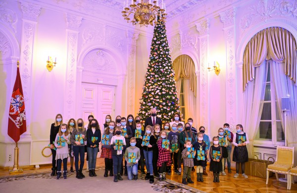 Prezidentas ir ponia Diana įžiebė pagrindinę Prezidentūros kalėdinę eglutę