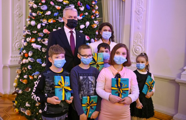 Prezidentas ir ponia Diana įžiebė pagrindinę Prezidentūros kalėdinę eglutę