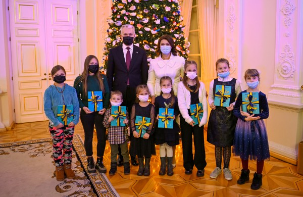 Prezidentas ir ponia Diana įžiebė pagrindinę Prezidentūros kalėdinę eglutę