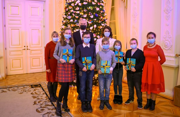 Prezidentas ir ponia Diana įžiebė pagrindinę Prezidentūros kalėdinę eglutę