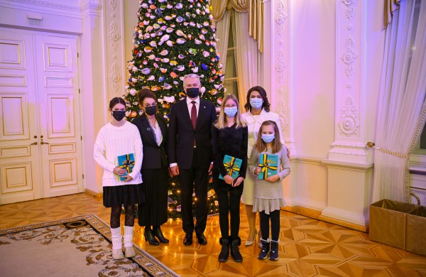 Prezidentas ir ponia Diana įžiebė pagrindinę Prezidentūros kalėdinę eglutę