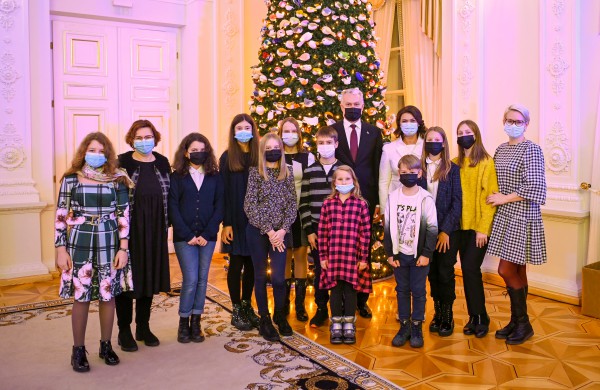 Prezidentas ir ponia Diana įžiebė pagrindinę Prezidentūros kalėdinę eglutę