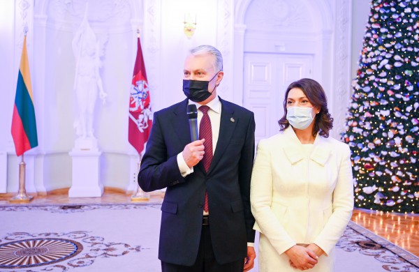 Prezidentas ir ponia Diana įžiebė pagrindinę Prezidentūros kalėdinę eglutę