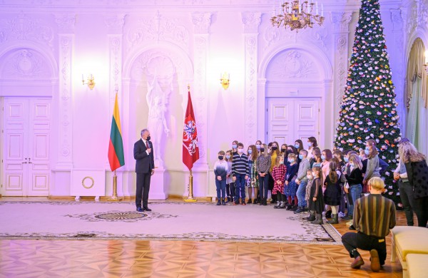 Prezidentas ir ponia Diana įžiebė pagrindinę Prezidentūros kalėdinę eglutę