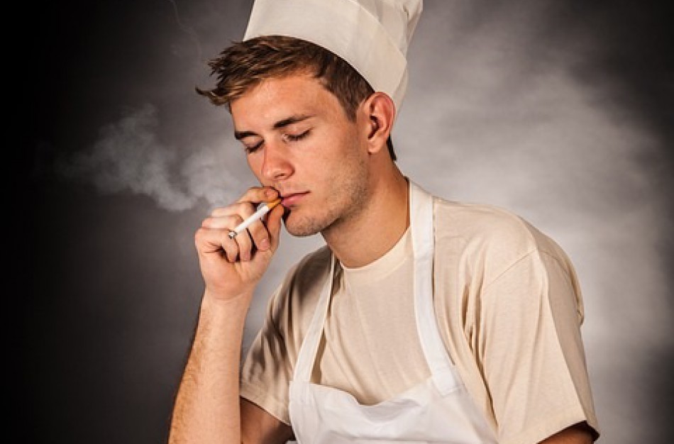 Darbuotojo rūkymas ar alkoholio vartojimas – ne tik jo paties problema