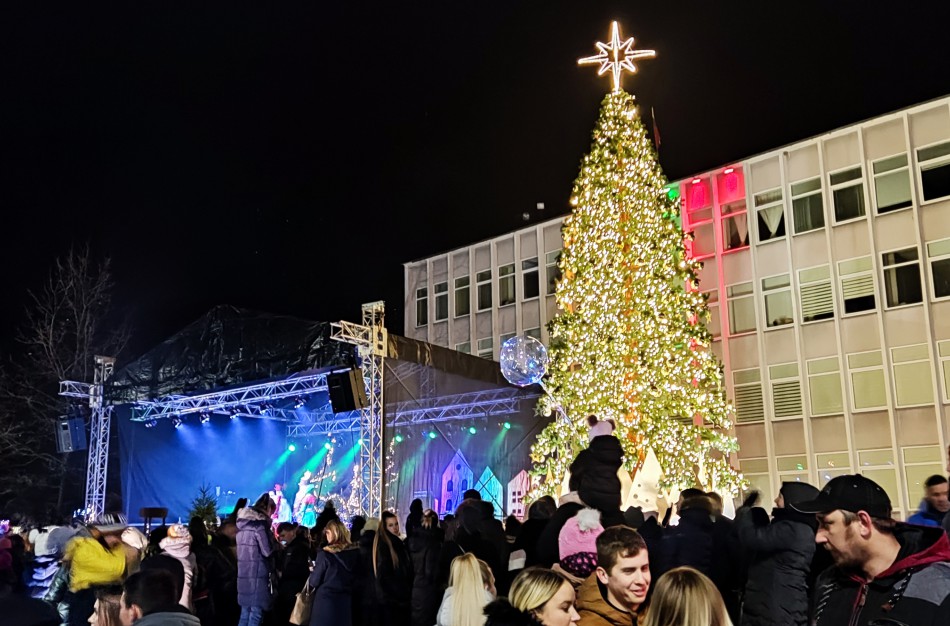 Įžiebta Jonavos miesto puošmena: sužibo Kalėdų eglė ir nutvisko Kalėdinių eglučių miestelis