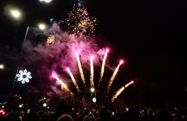 Įžiebta Jonavos miesto puošmena: sužibo Kalėdų eglė ir nutvisko Kalėdinių eglučių miestelis