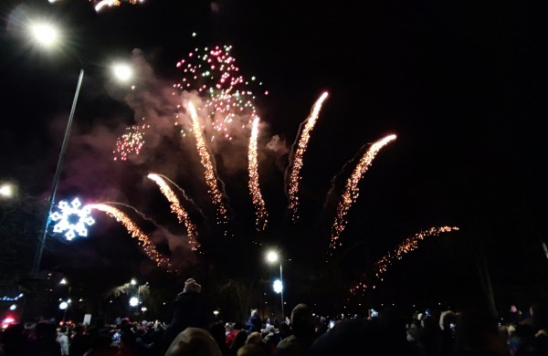 Įžiebta Jonavos miesto puošmena: sužibo Kalėdų eglė ir nutvisko Kalėdinių eglučių miestelis