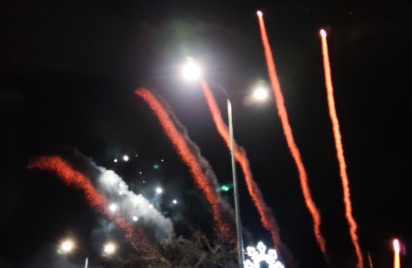 Įžiebta Jonavos miesto puošmena: sužibo Kalėdų eglė ir nutvisko Kalėdinių eglučių miestelis