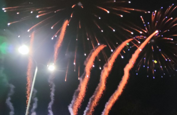 Įžiebta Jonavos miesto puošmena: sužibo Kalėdų eglė ir nutvisko Kalėdinių eglučių miestelis