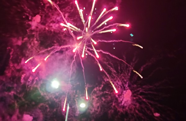 Įžiebta Jonavos miesto puošmena: sužibo Kalėdų eglė ir nutvisko Kalėdinių eglučių miestelis